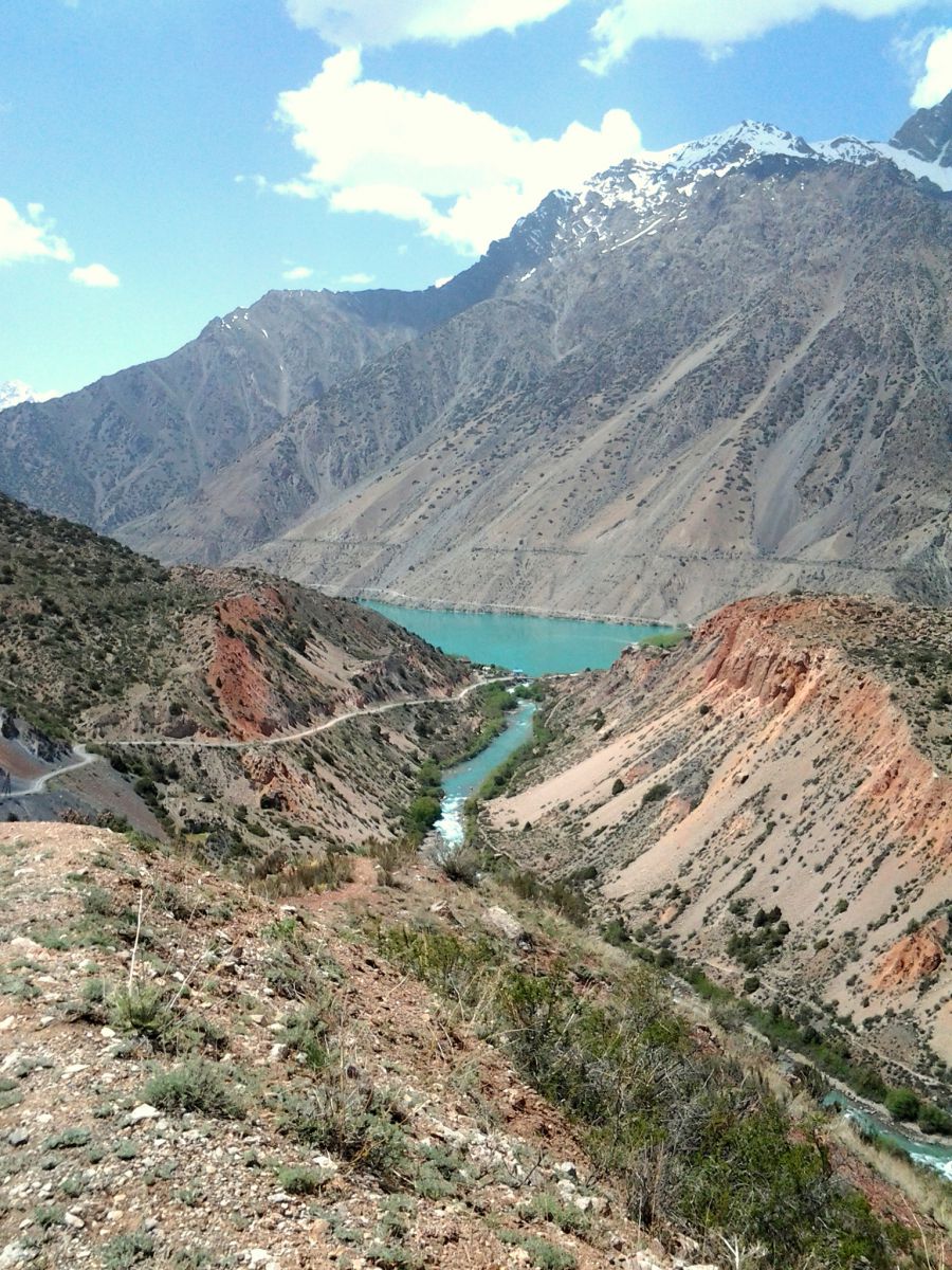 Tadschikistan die Gebirgsketten von Pamir, Hissar-Allai und Tjan Schan Bergsystemen  aus.