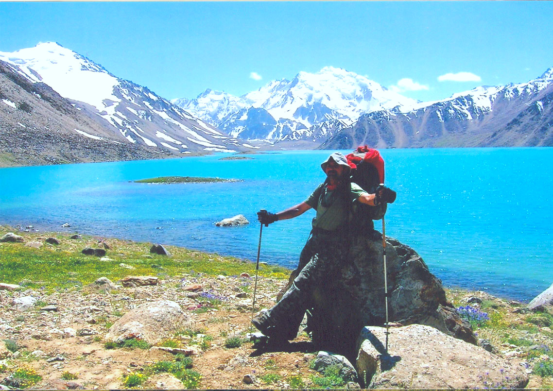 Tadschikistan die Gebirgsketten von Pamir, Hissar-Allai und Tjan Schan Bergsystemen  aus.