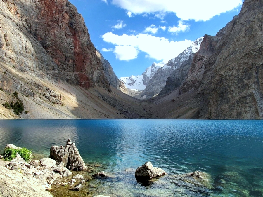 Tadschikistan die Gebirgsketten von Pamir, Hissar-Allai und Tjan Schan Bergsystemen  aus.